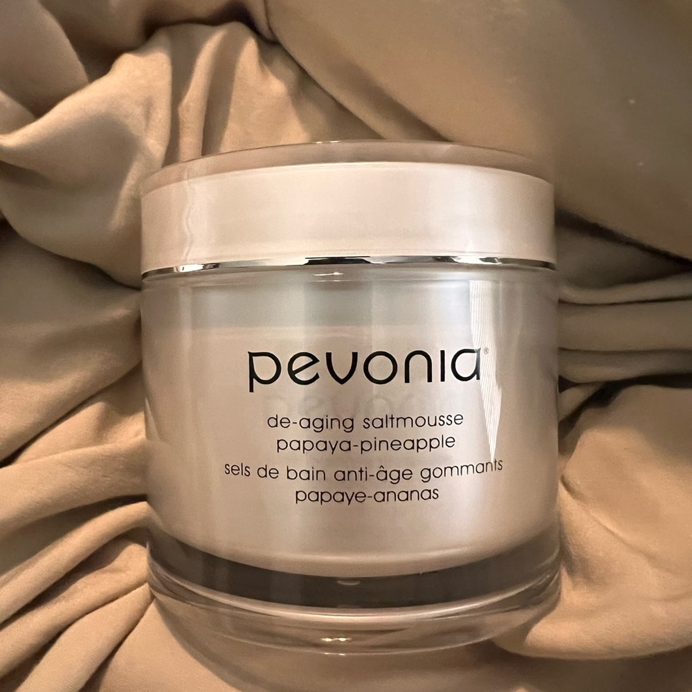 Pevonia De-Aging Saltmousse Papaya-Pineapple sulfate-free foaming body scrub.